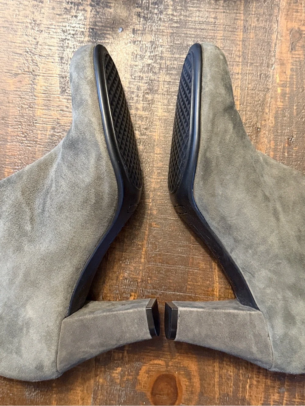 AEROSOLES Olive Gray Suede Ruffled Ankle Boots SZ 10